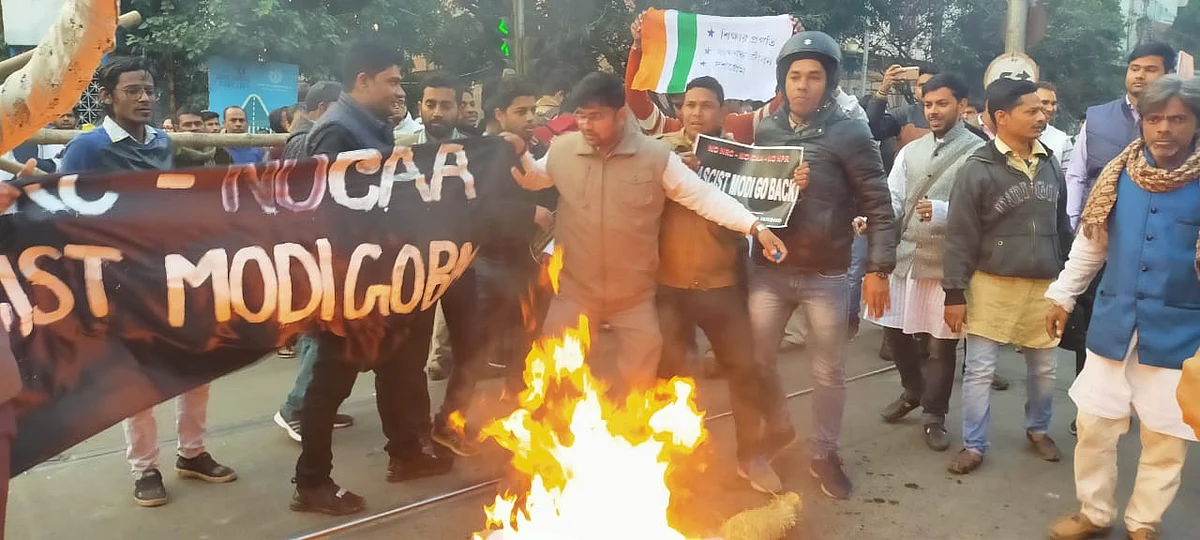CAA-NRC: कोलकाता में पीएम मोदी का जोरदार विरोध, NSUI ने दिखाए काले झंडे, लगाए ‘गो बैक मोदी’ के नारे