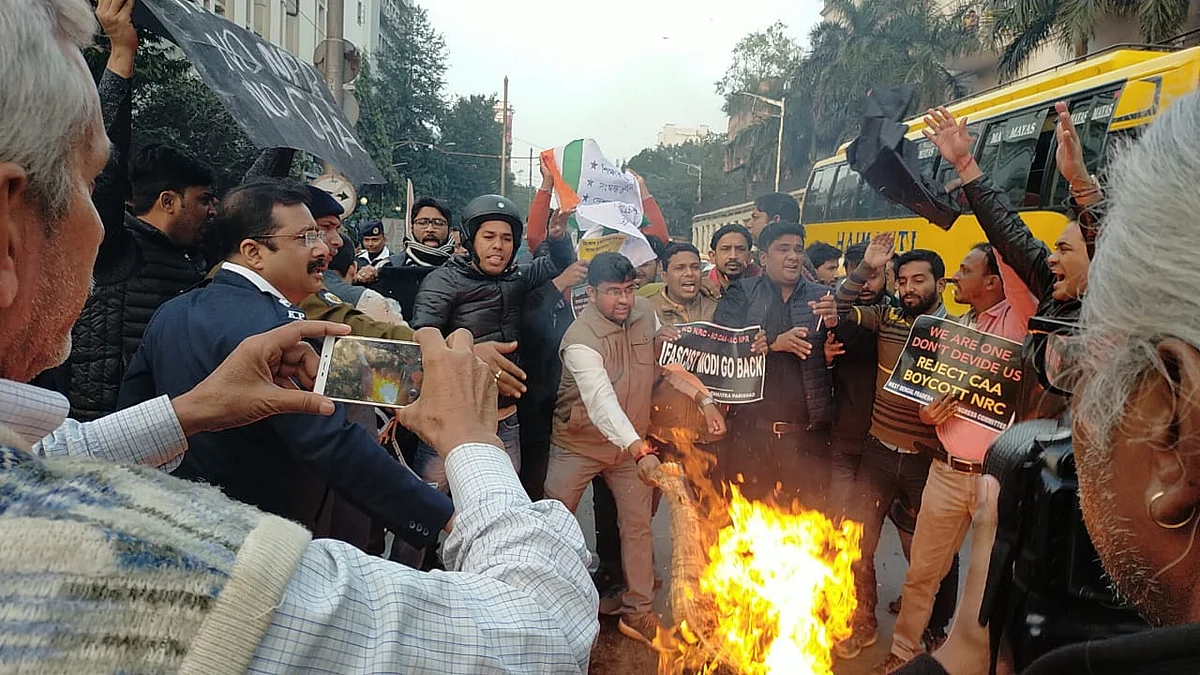 CAA-NRC: कोलकाता में पीएम मोदी का जोरदार विरोध, NSUI ने दिखाए काले झंडे, लगाए ‘गो बैक मोदी’ के नारे