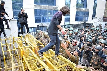 जामिया इलाके में पुलिस की ये कैसी मुस्तैदी? युवक ने CAA प्रदर्शनकारियों पर की फायरिंग, हाथ बांधे देखती रही पुलिस