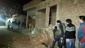यूपीः फर्रुखाबाद में शख्स ने 20 बच्चों को बनाया बंधक, पुलिस पर फायरिंग, एनएसजी की टीम दिल्ली से रवाना