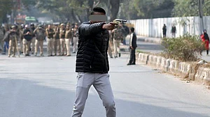 जामिया इलाके में पुलिस की ये कैसी मुस्तैदी? युवक ने CAA प्रदर्शनकारियों पर की फायरिंग, हाथ बांधे देखती रही पुलिस