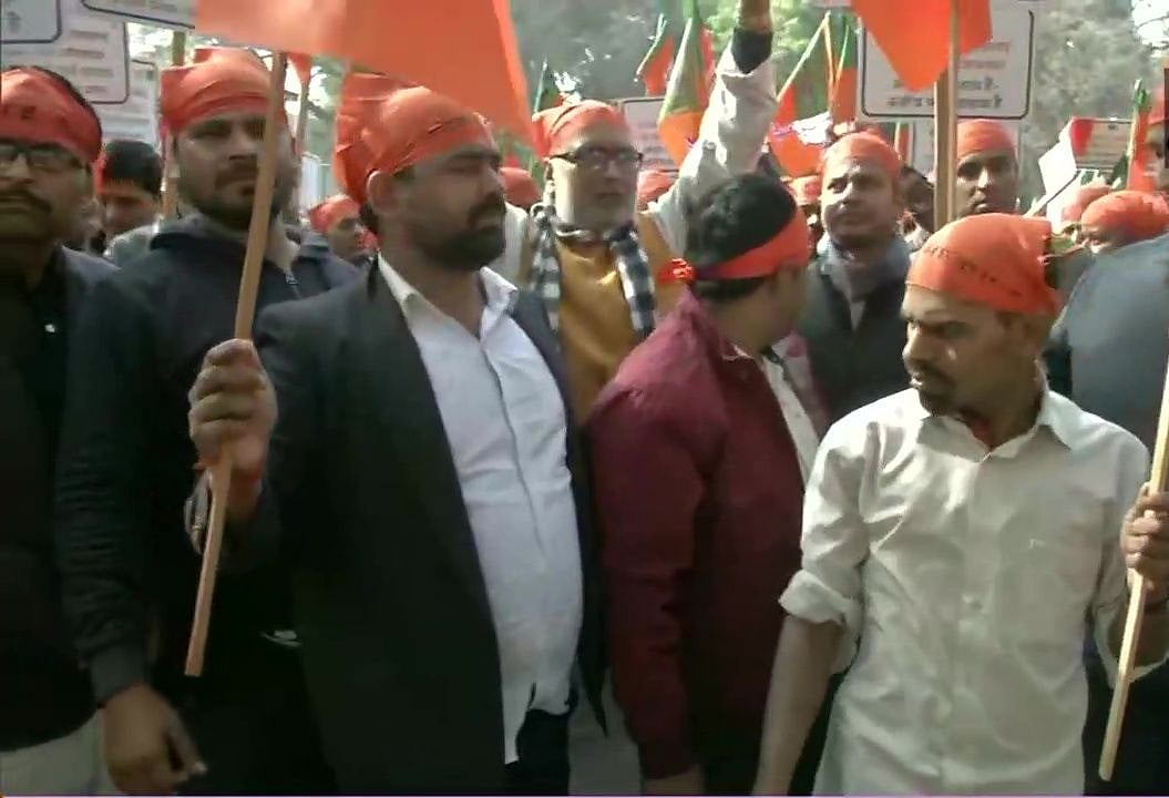 दिल्ली विधानसभा चुनाव: टिकट बंटवारे को लेकर BJP में बवाल, पार्टी ऑफिस के बाहर कार्यकर्ताओं ने जमकर किया हंगामा