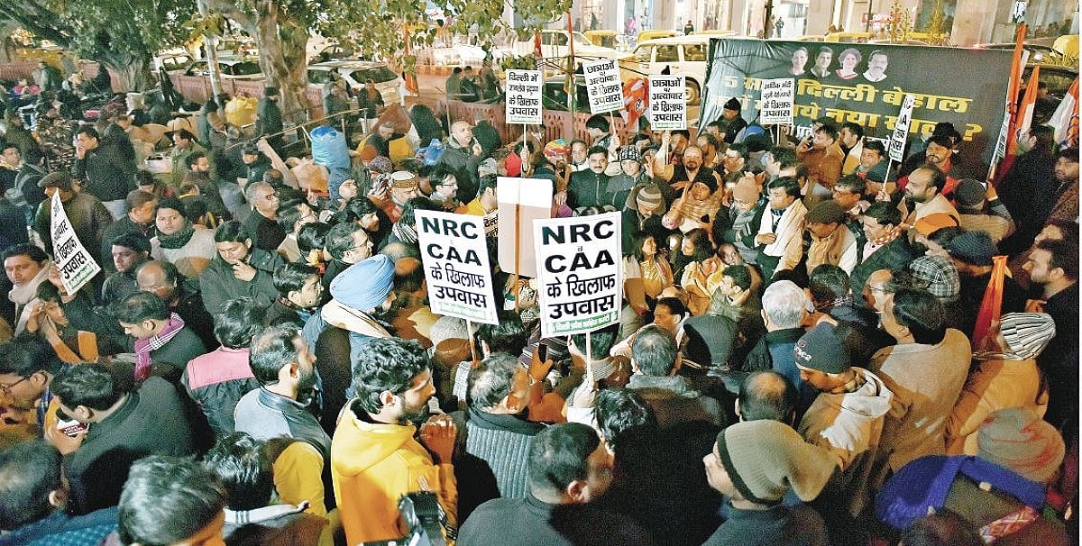 CAA Protest में छात्र संविधान की प्रस्तावना पढ़ भी रहे हैं और समझा भी रहे हैं, बस यही बात सरकार को डरा रही है