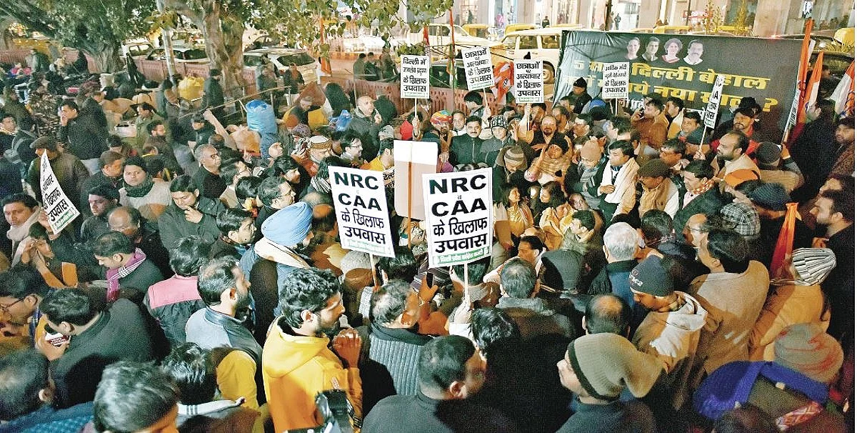 CAA Protest में छात्र संविधान की प्रस्तावना पढ़ भी रहे हैं और समझा भी रहे हैं, बस यही बात सरकार को डरा रही है