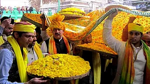 वसंत पंचमी: निजामुद्दीन दरगाह पर खुसरो ने की थी वसंत उत्सव की शुरुआत, बेटे की मौत से उदास पीर हुए थे खुश