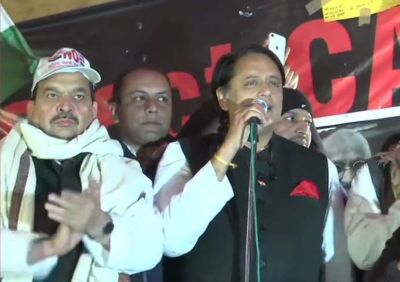 CAA-NRC के खिलाफ कांग्रेस जामिया के छात्रों के साथ: शशि थरूर
