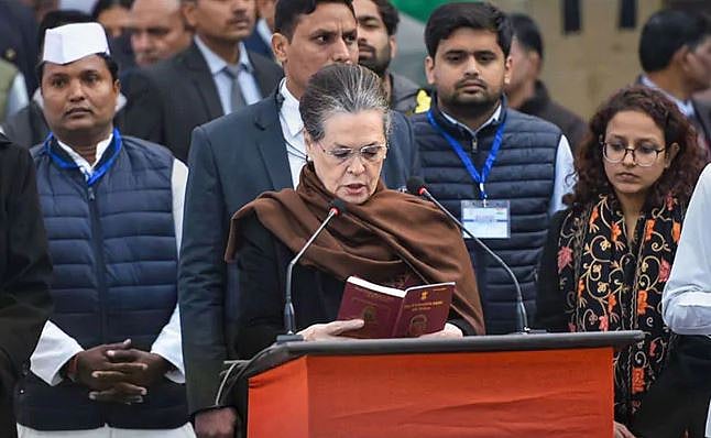 71वें गणतंत्र दिवस के मौके पर कांग्रेस मुख्यालय में ध्वजारोहण, पढ़ी गई संविधान की प्रस्तावना