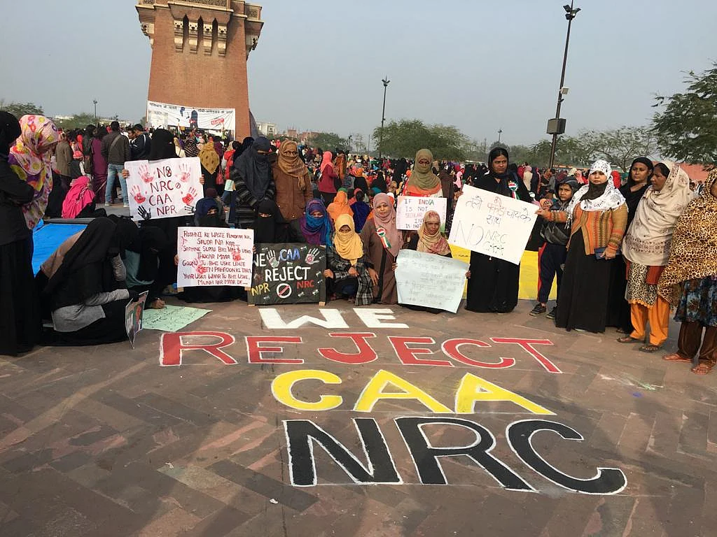 CAA के खिलाफ  कड़ाके की सर्दी में भी डटीं महिलाएं, ‘आधी आबादी’ के  हौसले के सामने बेबस  योगी सरकार