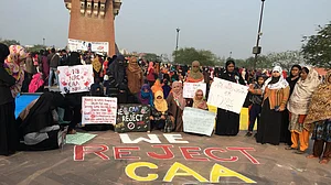 CAA के खिलाफ कड़ाके की सर्दी में भी डटीं महिलाएं, ‘आधी आबादी’ के हौसले के सामने बेबस योगी सरकार