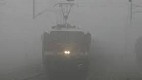 कोहरे की वजह से दिल्ली आने वाली 19 ट्रेनें लेट, यात्रियों की बढ़ी परेशानी