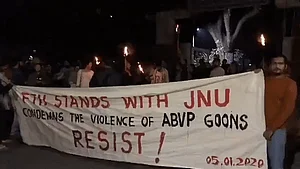 JNU: नकाबपोश गैंग कैंपस में घुसा, स्ट्रीट लाइट बंद की गई, पुलिस गेट पर खड़ी रही, दर्जनों छात्रों पर जानलेवा हमला