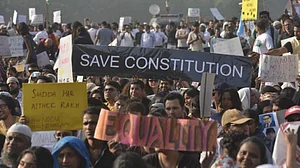 विष्णु नागर का व्यंग्यः लाठी-गोली की ताकत आती-जाती है, लेकिन संविधान की ताकत लोकतंत्र का आखिर तक साथ निभाती है