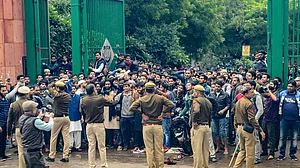 जामिया कैंपस में हुई हिंसा पर कोर्ट ने दिल्ली पुलिस को दिया निर्देश, कहा- कार्रवाई से जुड़ी रिपोर्ट करें पेश