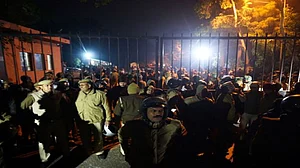 JNU: अपनी ही FIR से दिल्ली पुलिस बेनकाब, अंदर ही थी पुलिस, फिर भी नकाबपोश मारते रहे और ‘भाग निकले’