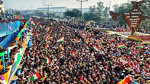 CAA: शाहीन बाग में रोहति वेमुला और JNU छात्र नजीब की मां ने फहराया तिरंगा, हाथों में तिरंगा लिए उमड़ा जनसैलाब