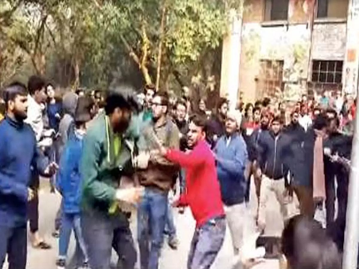 JNU में AISA के छात्र ने ABVP सदस्य पर किया था हमला? वायरल वीडियो की सच्चाई जानकर रह जाएंगे हैरान 
