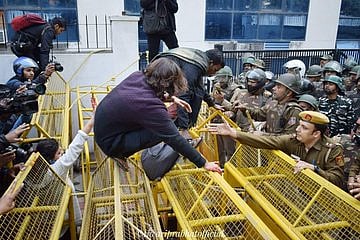 जामिया इलाके में पुलिस की ये कैसी मुस्तैदी? युवक ने CAA प्रदर्शनकारियों पर की फायरिंग, हाथ बांधे देखती रही पुलिस