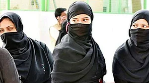 पटना जेडी वीमेंस कॉलेज में अब बुर्का पहनकर जा सकती हैं छात्राएं, बवाल के बाद कॉलेज प्रशासन ने वापस लिया नियम