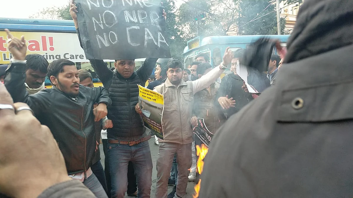 CAA-NRC: कोलकाता में पीएम मोदी का जोरदार विरोध, NSUI ने दिखाए काले झंडे, लगाए ‘गो बैक मोदी’ के नारे