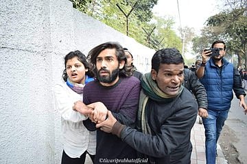 जामिया इलाके में पुलिस की ये कैसी मुस्तैदी? युवक ने CAA प्रदर्शनकारियों पर की फायरिंग, हाथ बांधे देखती रही पुलिस