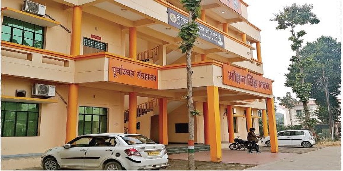 गोरखपुर में ‘भगवा’ बना ‘सरकार’ को खुश करने का जरिया, प्रशासन से  बाजार तक चढ़ा योगी का रंग