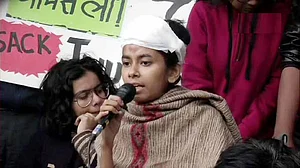 JNU छात्रसंघ अध्यक्ष आईशी के खिलाफ पुलिस ने दर्ज किया केस, यूनिवर्सिटी प्रशासन ने तोड़फोड़ का लगाया आरोप