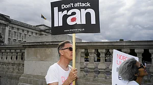 दुनिया की 5 बड़ी खबरें: भारतीय सैनिक बर्फ पर फिसलकर पहुंचा पाकिस्तान और अब ईरान और ब्रिटेन में शुरू हुआ झगड़ा