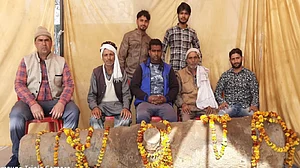 उत्तर प्रदेश में लाठी से ‘तोप’ की रखवाली, खेत में मिली ब्रिटिश कालीन तोप शासन को देने से लोगों का इनकार