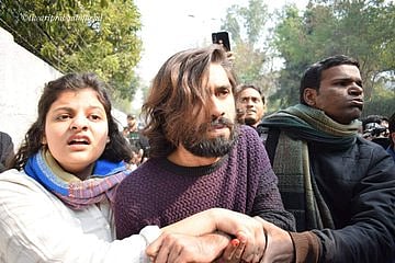 जामिया इलाके में पुलिस की ये कैसी मुस्तैदी? युवक ने CAA प्रदर्शनकारियों पर की फायरिंग, हाथ बांधे देखती रही पुलिस