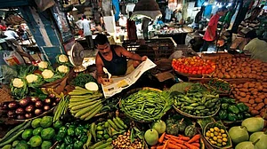 72 प्रतिशत भारतीयों को लगता है मोदी सरकार में बढ़ी महंगाई, देश भर के घरों का बिगड़ा गणित