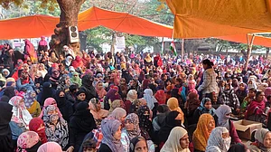 CAA के विरोध में दिल्ली की तरह प्रयागराज में महिलाओं का प्रदर्शन, बोलीं- जितना तुम्हारा, उतना ही ये मुल्क हमारा