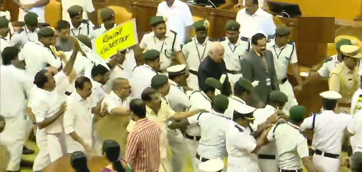 CAA-NRC को लेकर केरल विधानसभा में हंगामा, सदन में राज्यपाल आरिफ मोहम्मद खान का विरोध, लगे ‘गो बैक’ के नारे