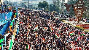 शाहीन बाग: आधी रात को संविधान की प्रस्तावना का पाठ और हज़ारों लोगों ने फहराया तिरंगा