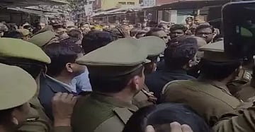 लखनऊ कोर्ट में बम हमले से हड़कंप, कई वकील घायल, प्रियंका बोलीं- योगी राज में कोर्ट में भी कोई सुरक्षित नहीं