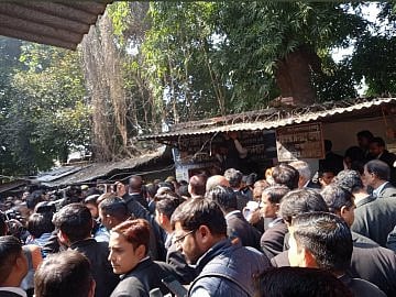 लखनऊ कोर्ट में बम हमले से हड़कंप, कई वकील घायल, प्रियंका बोलीं- योगी राज में कोर्ट में भी कोई सुरक्षित नहीं