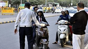 गाड़ियों पर जाति-धर्म और पद वाला स्टीकर चिपकाने वाले सावधान, भरना पड़ेगा भारी जुर्माना! जानिए कितने का है चालान?