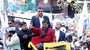 दिल्ली: रोड शो के दौरान केजरीवाल पर फेंके गए पर्चे, नाराज लोगों ने पूछा- मिश्रा को कितने में दिया टिकट
