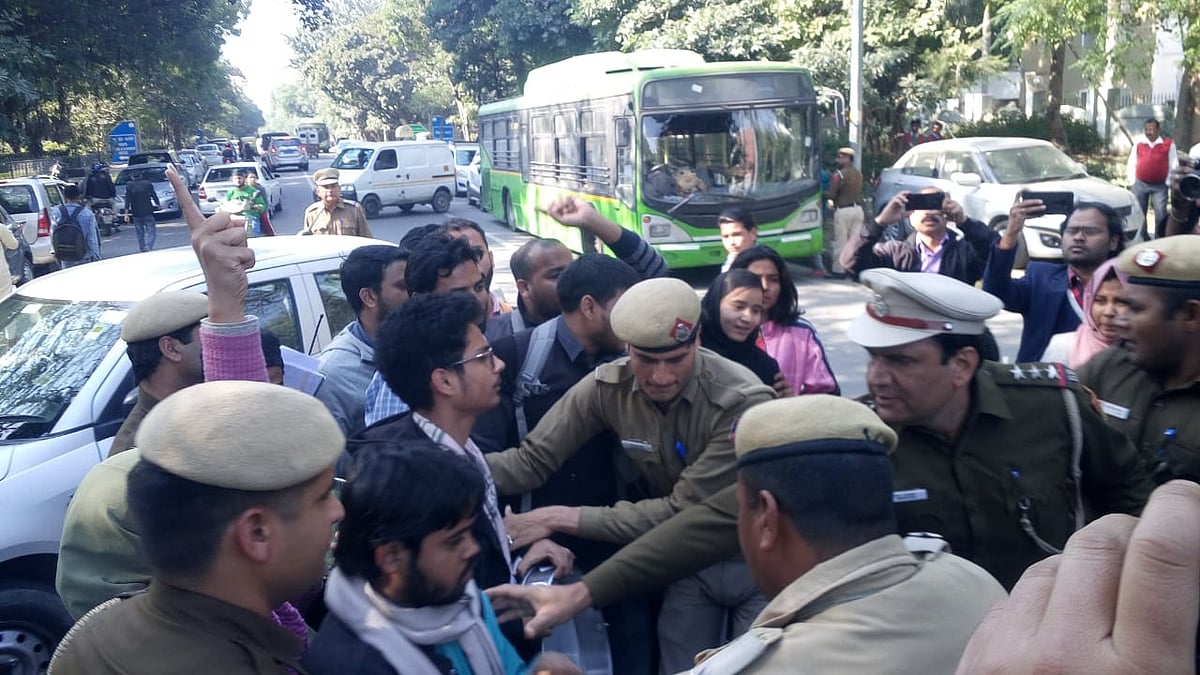 बड़ी खबर LIVE: संघ प्रमुख मोहन भागवत बोले, आज कोई भी खुश नहीं, सरकार से लेकर जनता तक सब आंदोलन कर रहे हैं