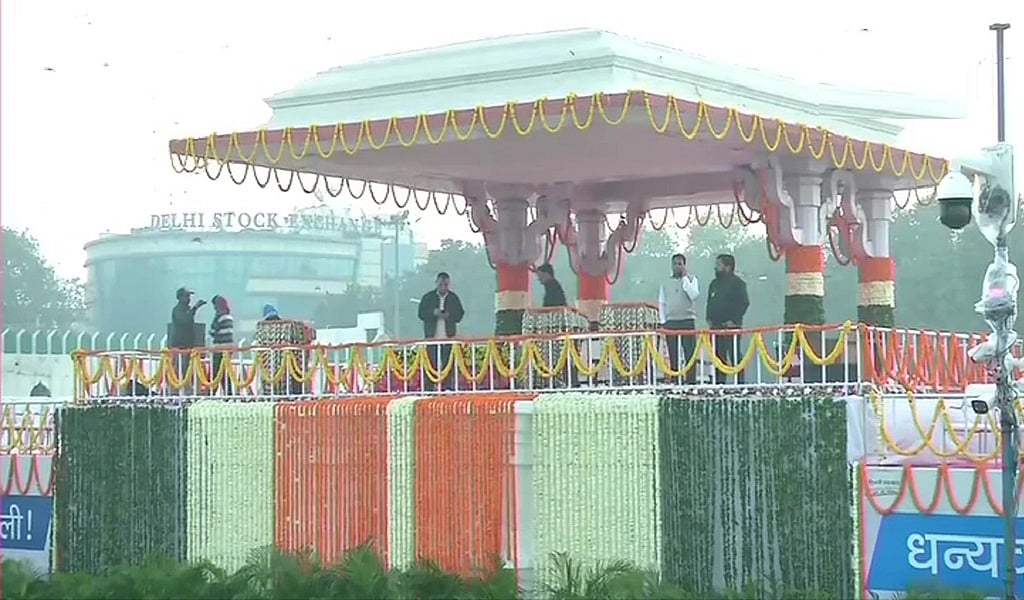 रामलीला मैदान में थोड़ी देर में केजरीवाल लेंगे तीसरी बार सीएम पद की शपथ, समाज के ये 50 ‘नायक’ मंच करेंगे साझा