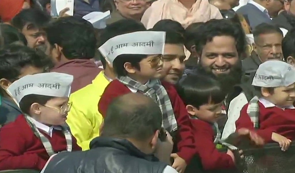 दिल्ली के सीएम बने अरविंद केजरीवाल, ऐतिहासिक रामलीला मैदान में तीसरी बार ली शपथ, 6 विधायक बने मंत्री