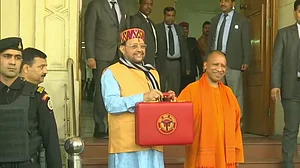 यूपी: योगी सरकार ने पेश किया 5.25 लाख करोड़ रुपये का बजट, धार्मिक स्थलों पर विशेष ध्यान, जानें क्या है खास