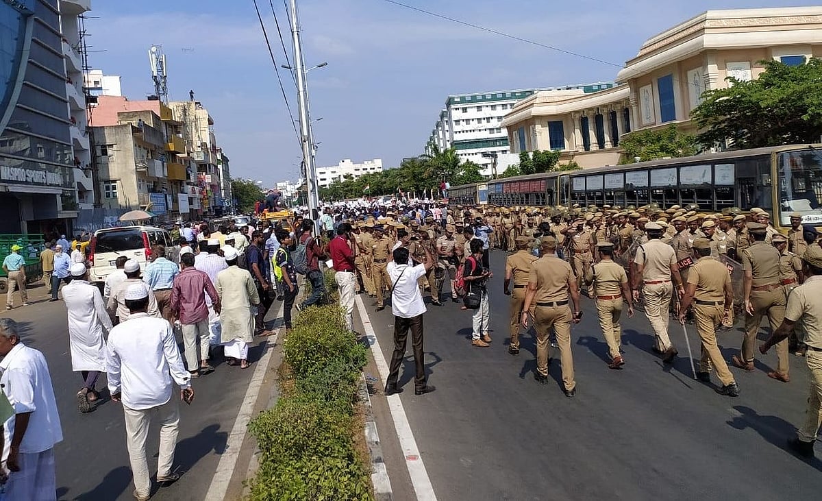 नवजीवन बुलेटिन: CAA के विरोध में चेन्नई सचिवालय के घेराव की कोशिश और ट्रंप ने मोदी की उम्मीदों पर फेरा पानी