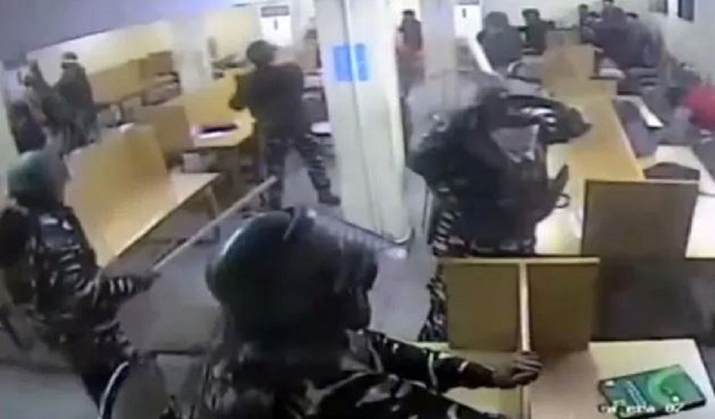 जामिया: पुलिस की बर्बरता का वीडियो JCC ने किया जारी, लाइब्रेरी में पढ़ते छात्रों पर लाठी बरसाते दिखे पुलिसकर्मी