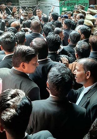 लखनऊ कोर्ट में बम हमले से हड़कंप, कई वकील घायल, प्रियंका बोलीं- योगी राज में कोर्ट में भी कोई सुरक्षित नहीं