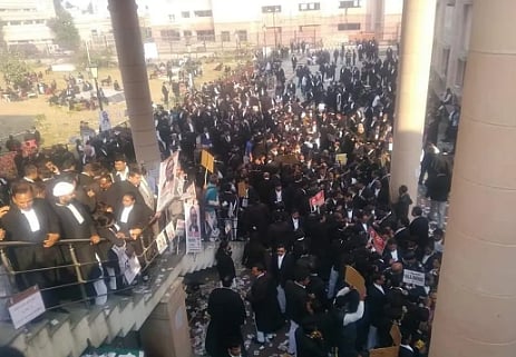 लखनऊ कोर्ट में बम हमले से हड़कंप, कई वकील घायल, प्रियंका बोलीं- योगी राज में कोर्ट में भी कोई सुरक्षित नहीं