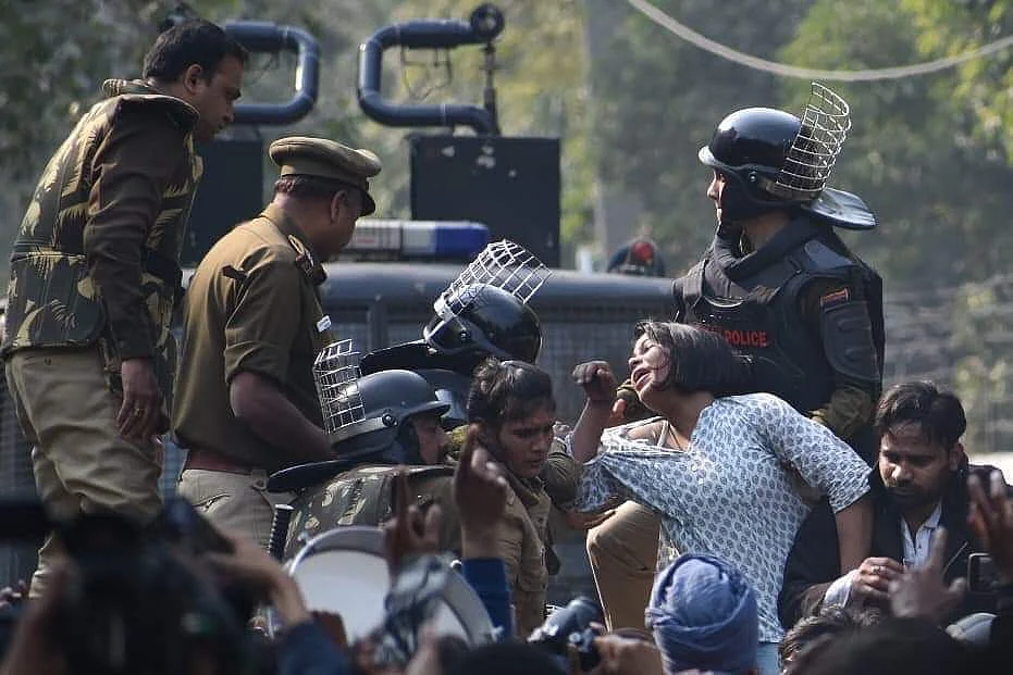 CAA: जामिया छात्रों पर फिर टूटा पुलिस का कहर, छात्राओं के साथ बर्बरता, प्राइवेट पार्ट्स पर मारने के आरोप