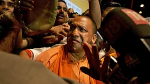 अपनों के विरोधी सुर से गढ़ में ही सांसत में योगी, अपने ही लगा रहे पलीते में आग