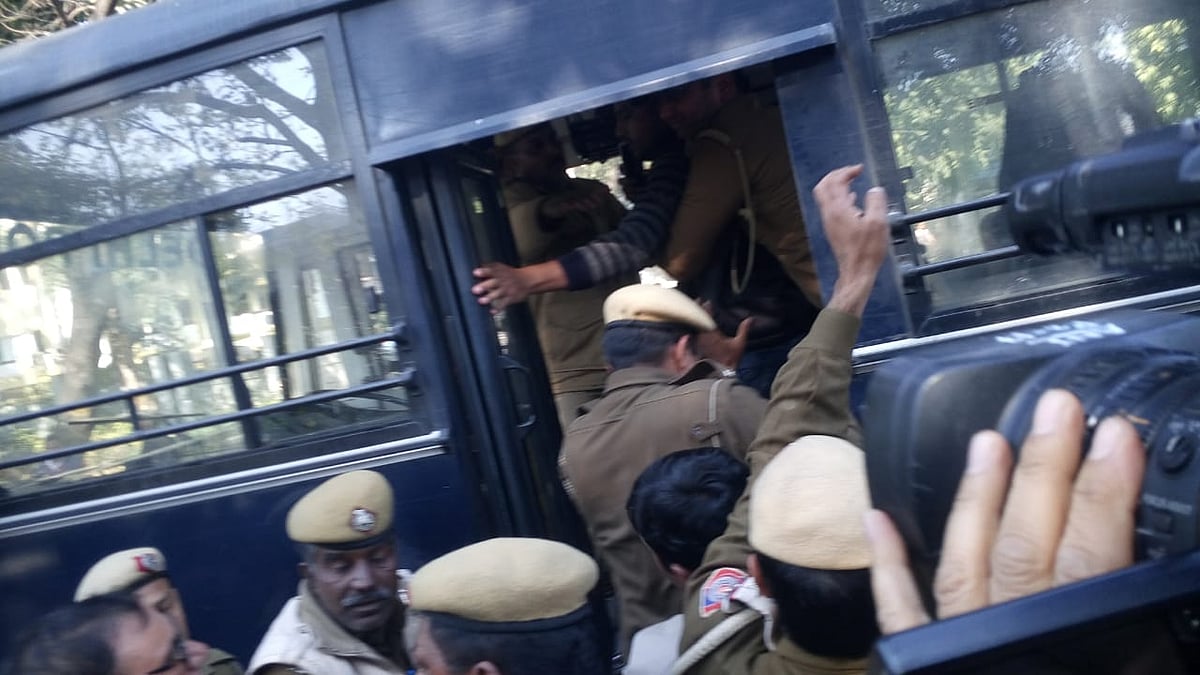 बड़ी खबर LIVE: संघ प्रमुख मोहन भागवत बोले, आज कोई भी खुश नहीं, सरकार से लेकर जनता तक सब आंदोलन कर रहे हैं