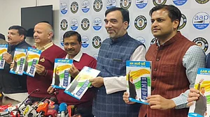 दिल्ली: चुनाव से 4 दिन पहले AAP का घोषणापत्र जारी, आज़माए हुए पुराने फार्मूले, जानें  क्या हैं केजरीवाल के वादे