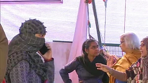 वार्ताकार साधना रामचंद्रन बातचीत के लिए पहुंची शाहीन बाग, सड़क खोलने के बदले प्रदर्शनकारियों ने रखी ये शर्त